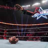 WWE Raw में रैंडी ऑर्टन के ऊपर फ्रॉग स्पलैश मूव लगाते हुए स्ट्रीट प्रॉफिट्स के मोंटेज फोर्ड